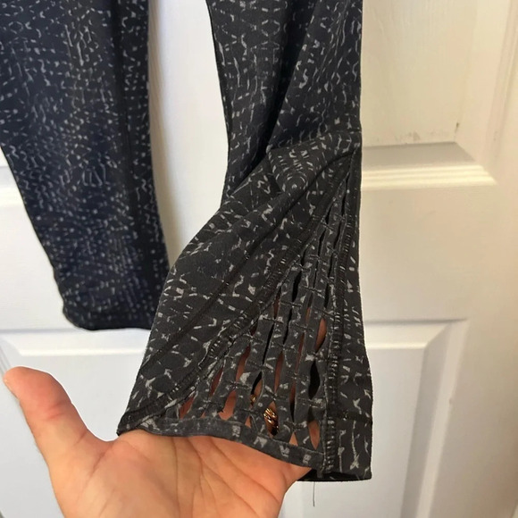 ! Lululemon True Self Crop II Samba Snake Battleship 6 - Picture 4 of 5